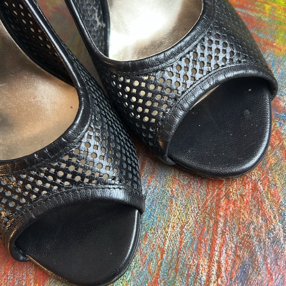 Gianfranco Ferre perforated open peep toe heel 4.5" black Sz. 39 pumps leather - Picture 5 of 17